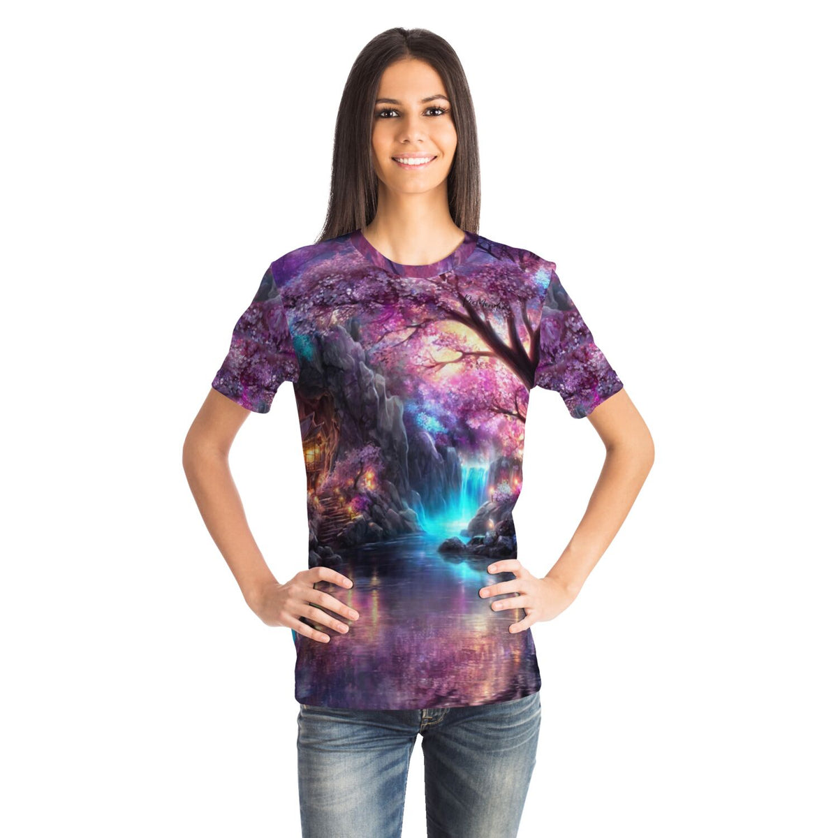 Frau trägt ein T-Shirt mit Diamond Painting Motiv: Lila Sakura-Kirschblütenbaum, leuchtender Wasserfall und Zen-Garten.