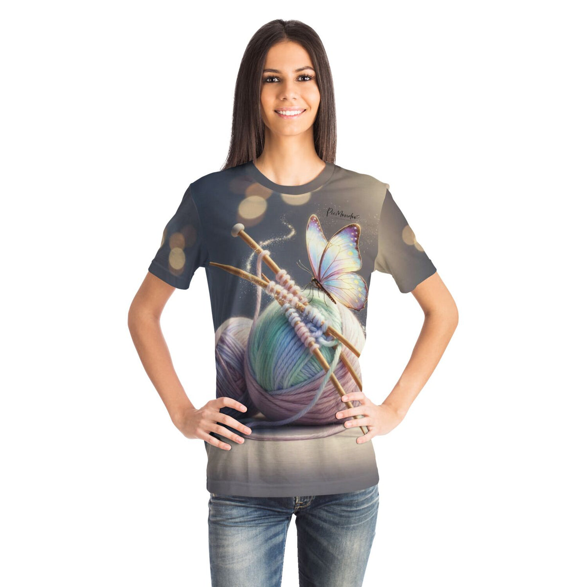 Frau trägt T-Shirt mit Motiv aus Diamond Painting und Malen nach Zahlen Design: Wollknäuel, Stricknadeln und Schmetterling