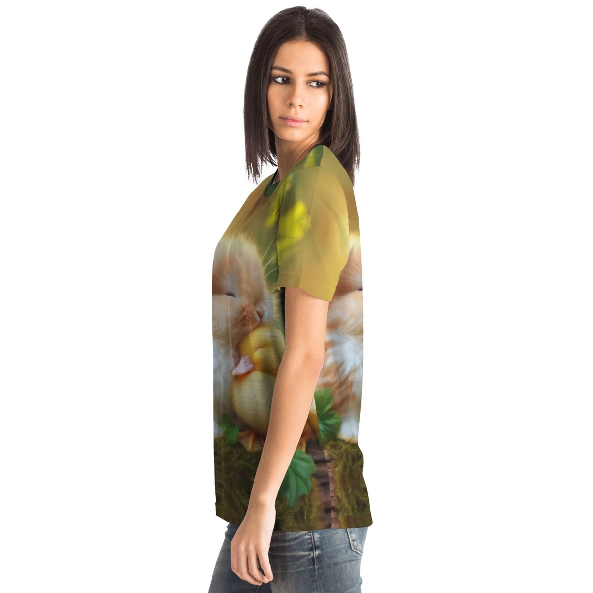 Frau in T-Shirt mit niedlichem Motiv eines flauschigen Küken und Hasen, passend zum Stil von Malen nach Zahlen Kunst
