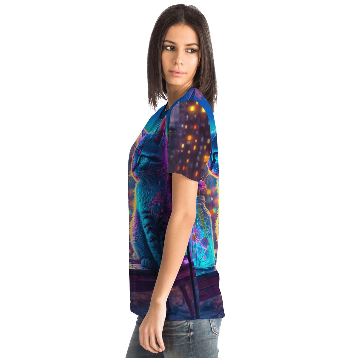 Frau trägt Dreamer T-Shirt mit buntem Katzen-Motiv, inspiriert von Diamond Painting und Malen nach Zahlen Kunststilen