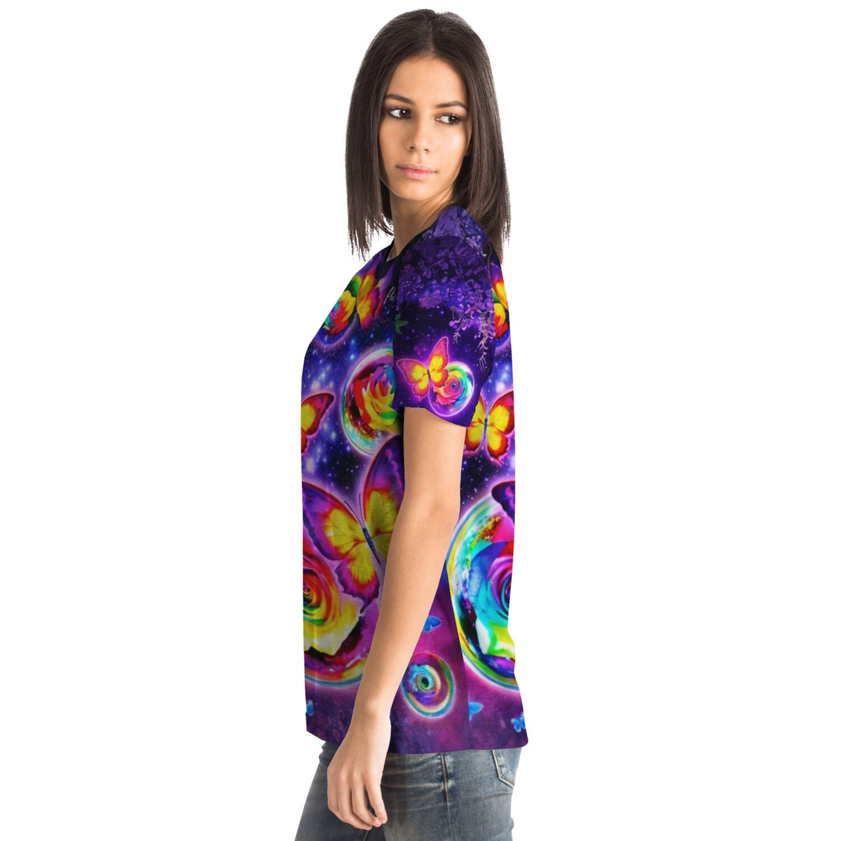 Frau trägt Dreamer T-Shirt mit buntem Schmetterlingstanz Design, inspiriert durch Diamond Painting Motive.