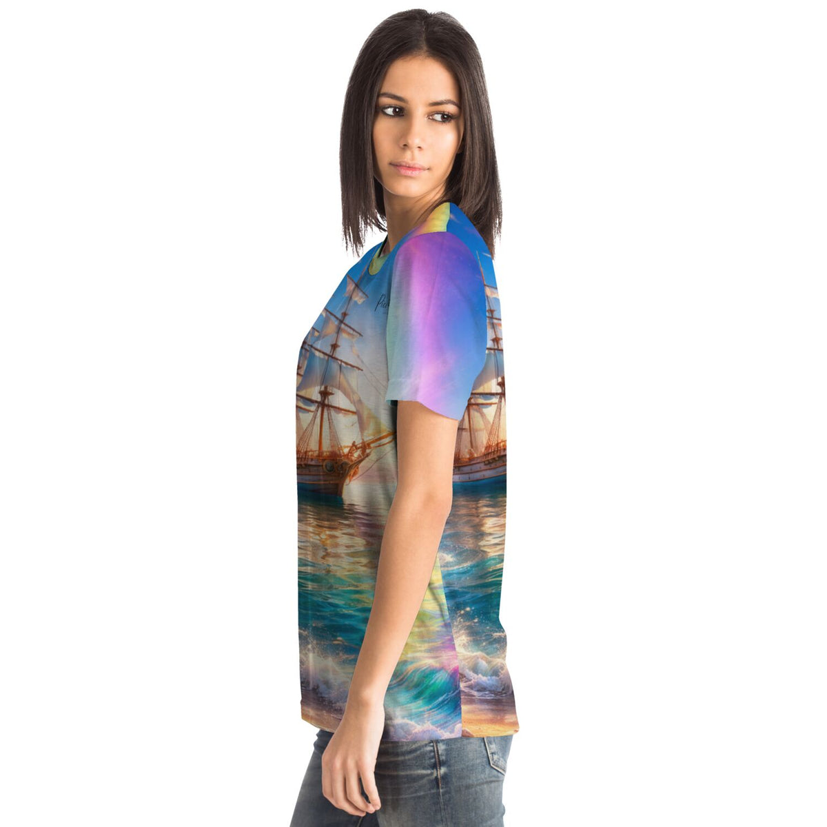 Frau trägt Dreamer T-Shirt mit maritimem Segelschiff-Motiv, das von beliebten Malen nach Zahlen Designs inspiriert ist.