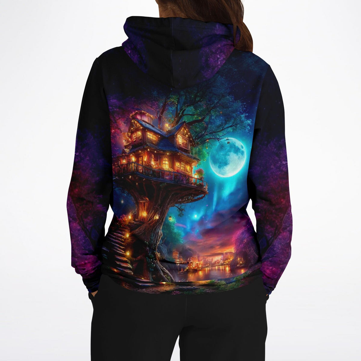 Dreamer Hoodie Sternhafen der Wanderer mit magischem Baumhaus-Motiv, Sternenhimmel und Mond, ideal für Fantasy-Fans.