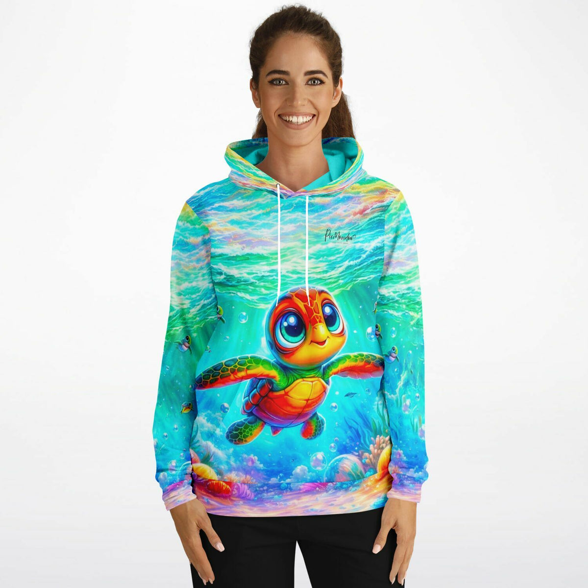 Frau trägt Hoodie mit buntem Meeresschildkröte Motiv, inspiriert von unseren Diamond Painting und Malen nach Zahlen Sets