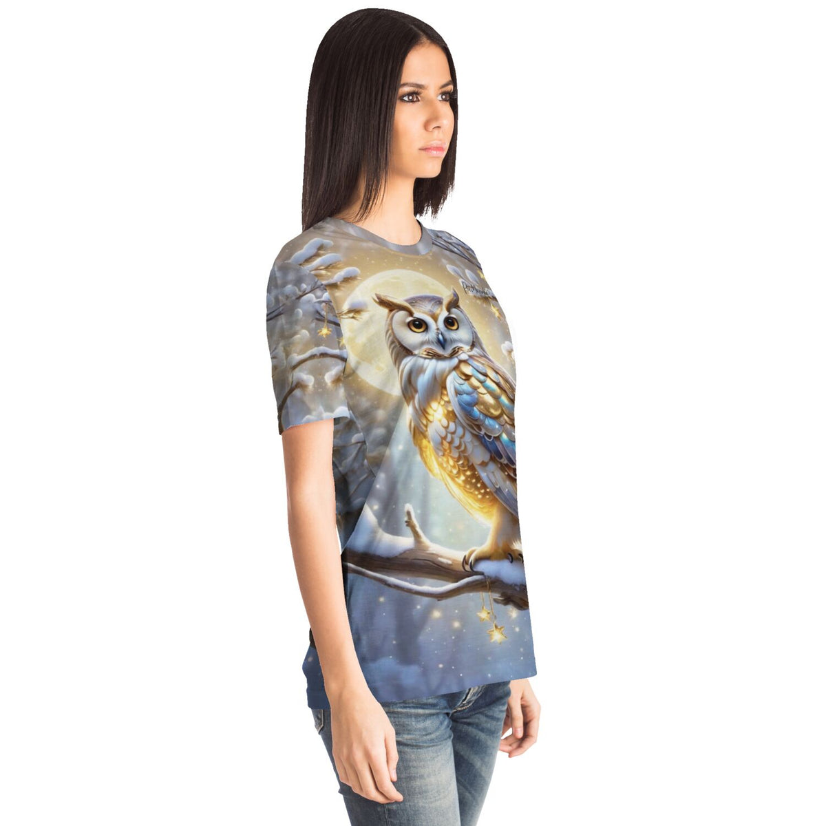 Frau trägt ein T-Shirt mit goldener Schneeeule im Vollmondlicht, passend für Fans von Malen nach Zahlen und Diamond Painting
