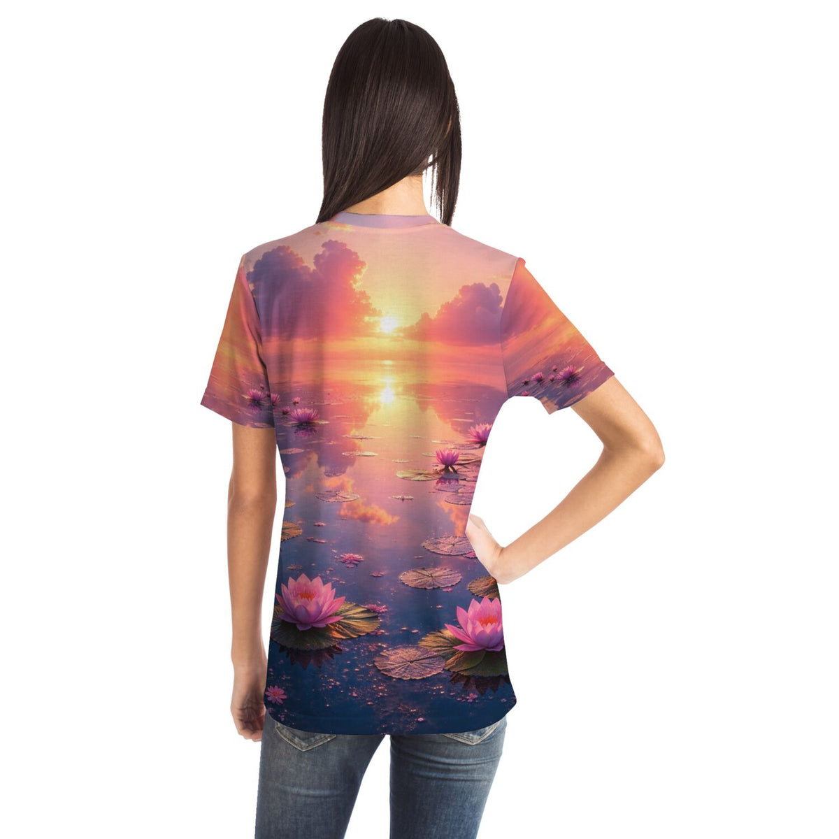Frau trägt Dreamer T-Shirt mit Abenddämmerung Motiv, inspiriert durch Diamond Painting und Malen nach Zahlen Ästhetik.