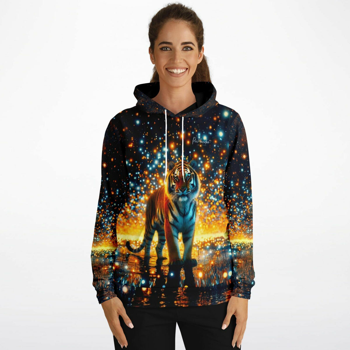 Frau trägt Dreamer Hoodie Sternenwächter mit leuchtendem Tiger-Motiv, das an kunstvolle Diamond Painting Designs erinnert.
