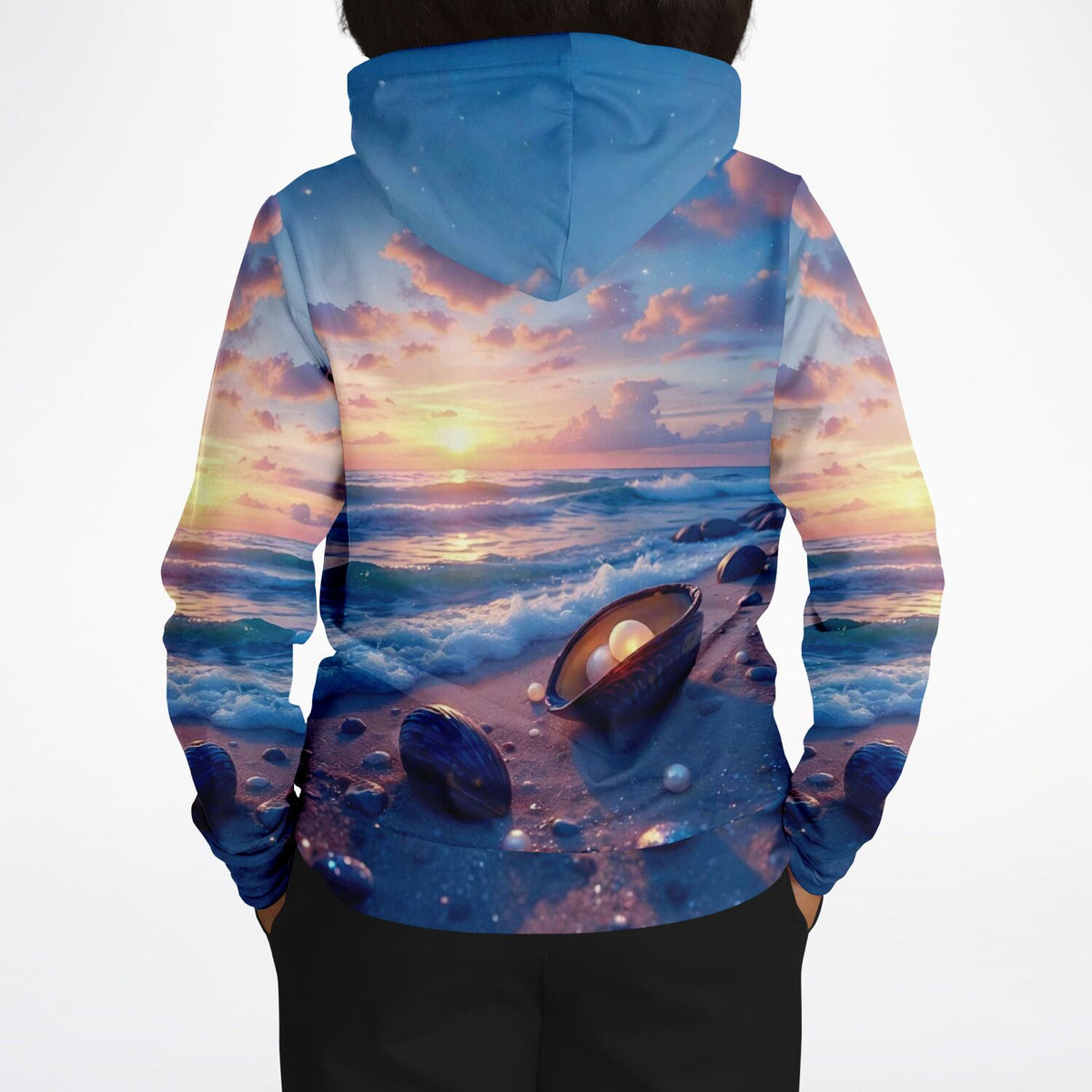 Dreamer Hoodie Strandliebe mit kunstvollem Aufdruck von Muscheln und Perlen am Ozean bei Sonnenuntergang