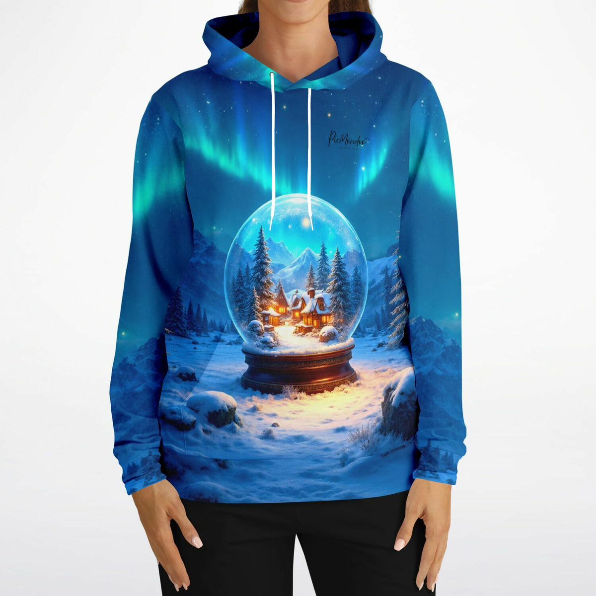 Dreamer Hoodie mit winterlichem Schneekugel-Motiv, Nordlichtern und verschneiter Waldlandschaft im picmundoo.comsign