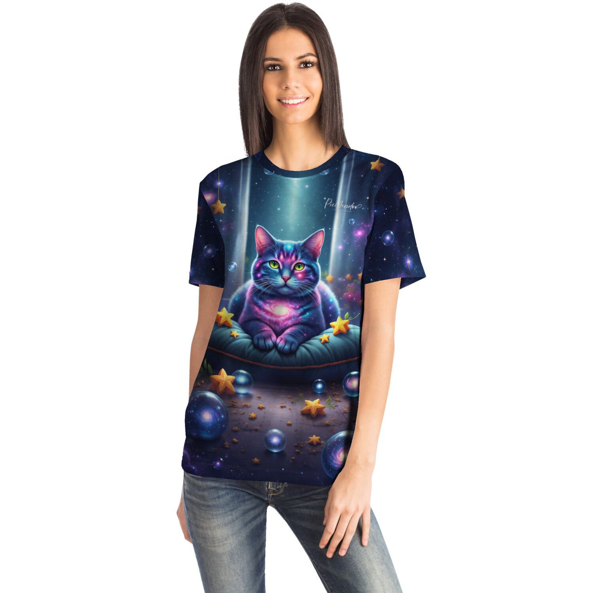 Frau trägt Dreamer T-Shirt mit Wächterin Andromeda Katzen-Motiv, inspiriert durch Diamond Painting und Malen nach Zahlen