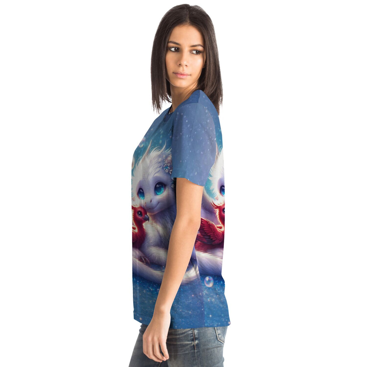 Frau trägt blaues T-Shirt mit Astra & Fira Motiv, passend im Stil zu Diamond Painting und Malen nach Zahlen