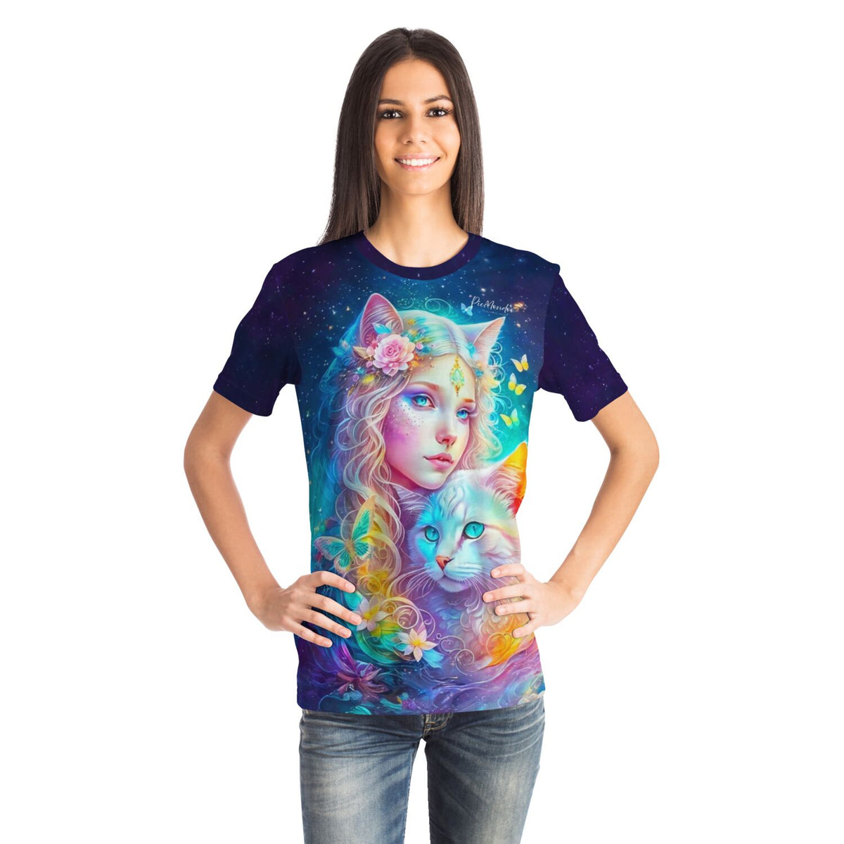 Frau trägt Dreamer T-Shirt mit Katzenelfe-Motiv im Stil von Diamond Painting und Malen nach Zahlen Designs