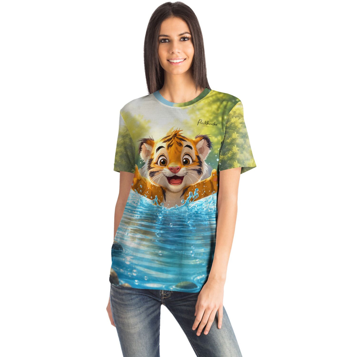 Frau trägt Dreamer T-Shirt mit niedlichem Tiger-Motiv im Wasser, passend zu Diamond Painting und Malen nach Zahlen Stil.