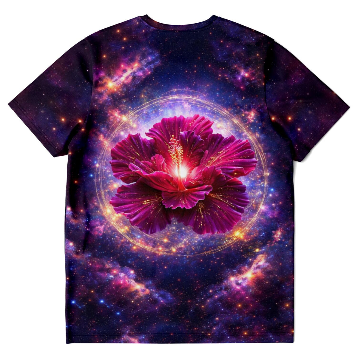 Dreamer T-Shirt mit leuchtender pinker Hibiskusblüte vor galaktischem Weltraum-Hintergrund und goldenen Lichtringen
