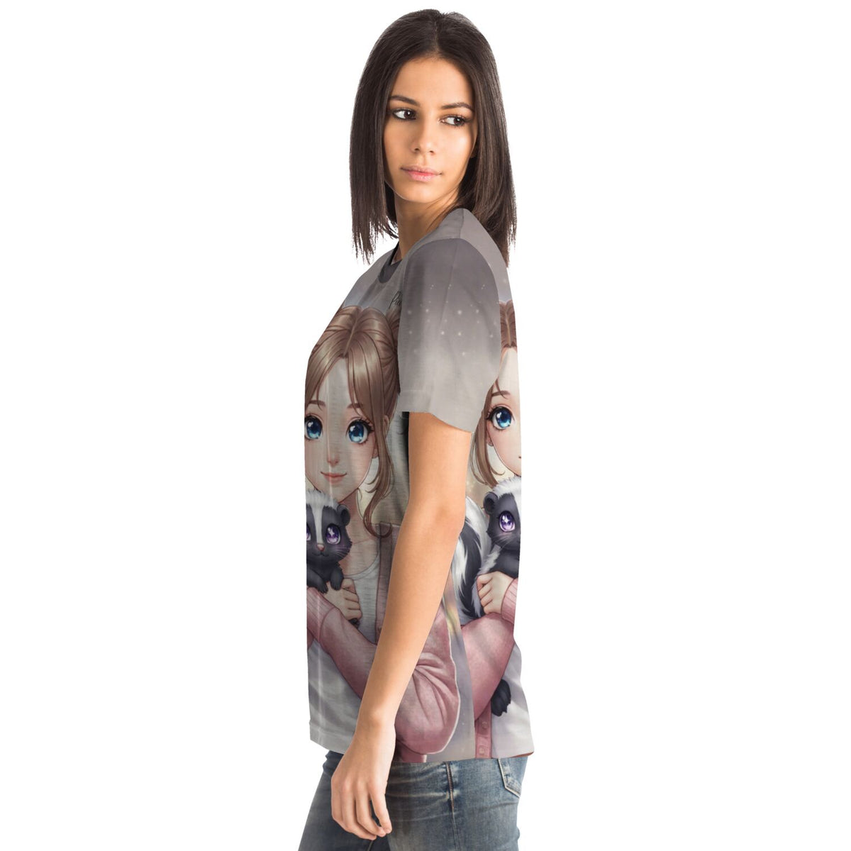 Frau trägt ein T-Shirt mit Yuna und Puki Motiv im Anime-Stil, passend zu unseren Diamond Painting und Malen nach Zahlen Sets