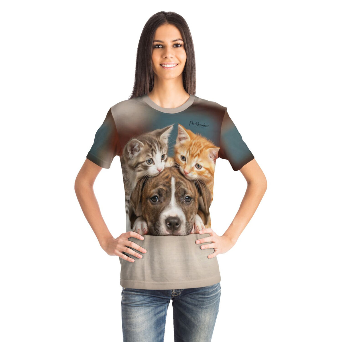 Frau trägt T-Shirt mit Friends for Life Motiv für Fans von Diamond Painting und Malen nach Zahlen mit Katze und Hund