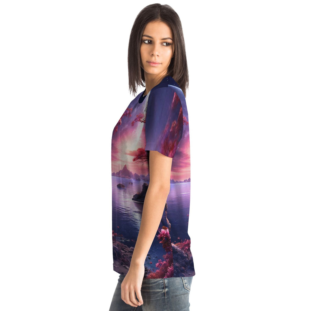 Frau trägt Dreamer T-Shirt mit verträumtem Lunara-Landschaftsmotiv, ideal für Fans von Malen nach Zahlen und Kunst.