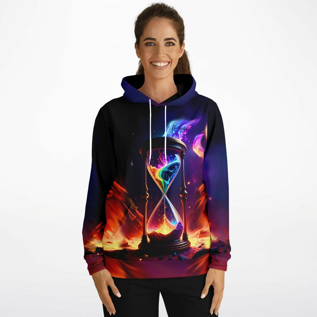 Frau trägt Dreamer Hoodie mit fantastischem Druck einer Sanduhr, inspiriert von Diamond Painting Kunstmotiven