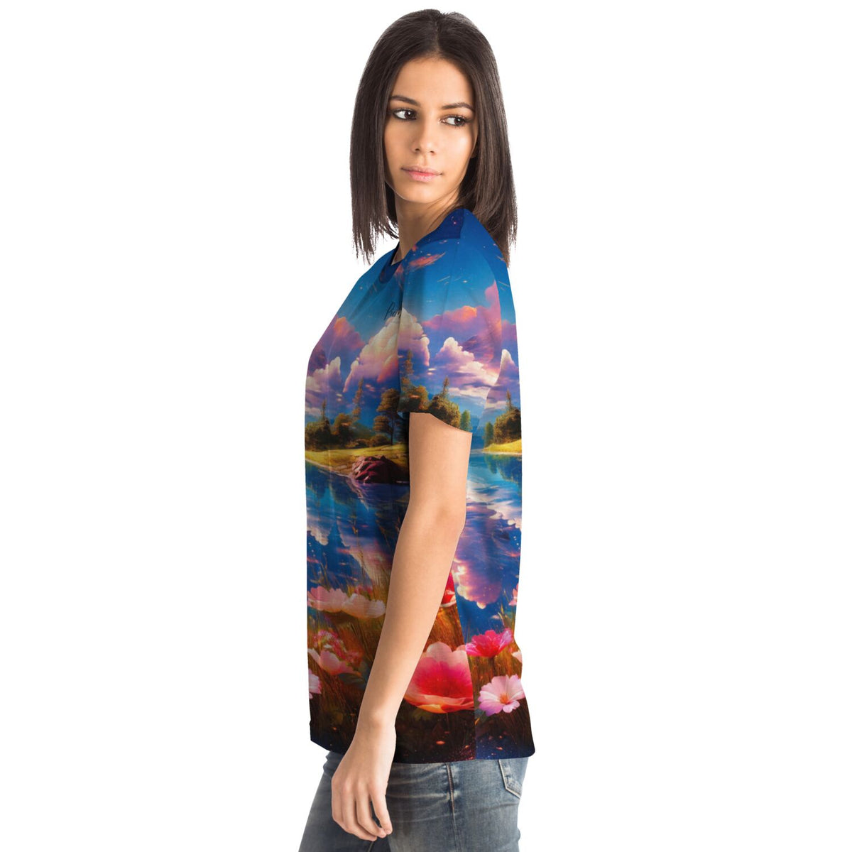 Frau trägt Dreamer T-Shirt mit idyllischem See-Motiv, das stilistisch an Malen nach Zahlen Kunstwerke erinnert.