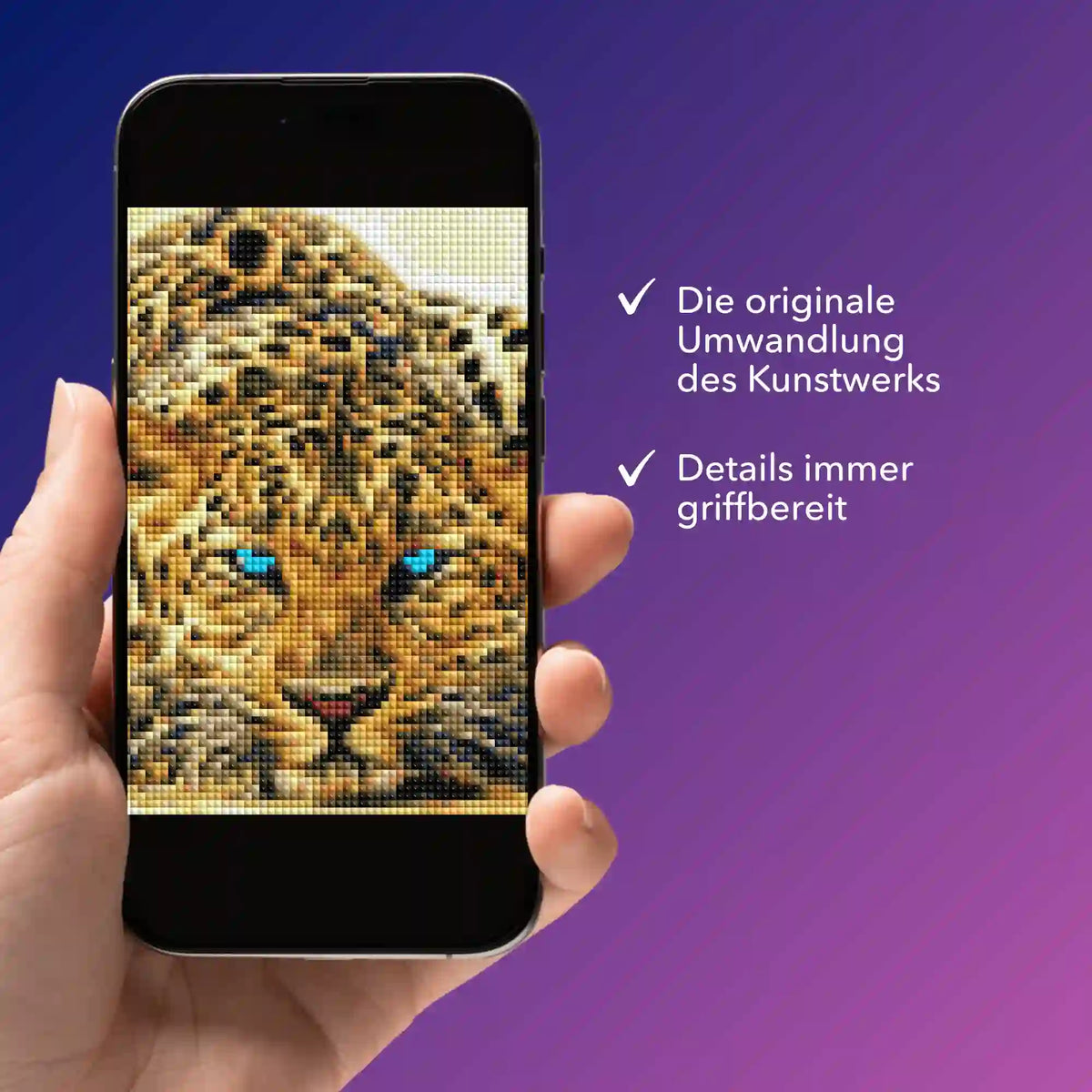 Digitale Diamond Painting Vorlage eines Leoparden mit blauen Augen auf einem Smartphone für unterwegs.