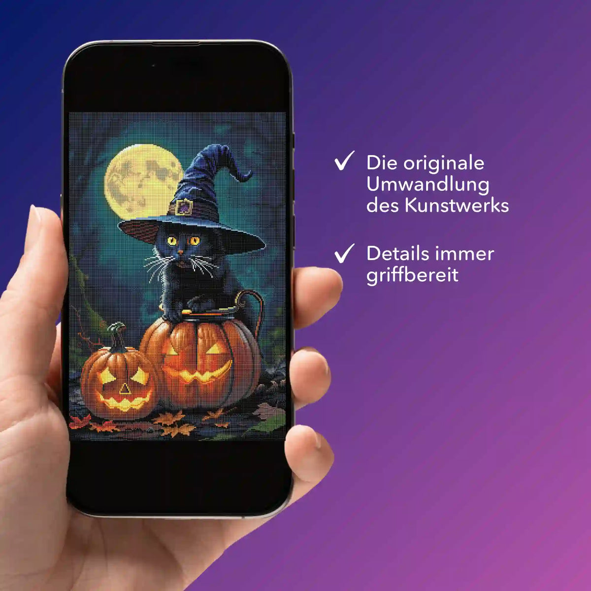 Digitale Diamond Painting Vorlage Wizard Cat mit schwarzer Katze, Hexenhut und Kürbissen auf einem Smartphone präsentiert.
