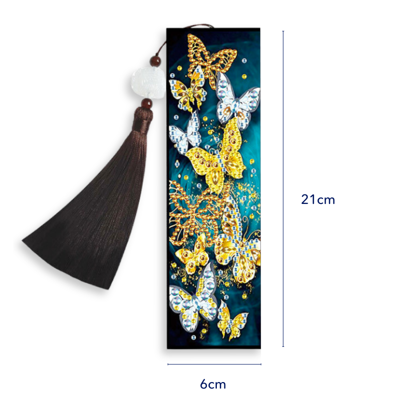 Diamond Painting Lesezeichen mit goldenen Schmetterlingen auf blauem Grund, inklusive eleganter Quaste und 21cm Motivgröße.