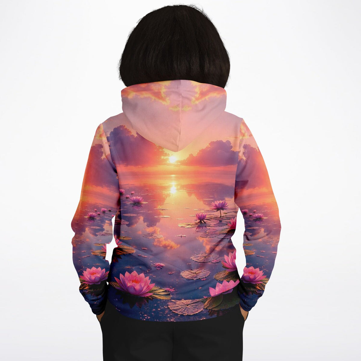 Dreamer Hoodie mit stimmungsvollem Abenddämmerung-Motiv, Lotusblüten auf Wasser und Sonnenuntergang im All-Over-Print Design