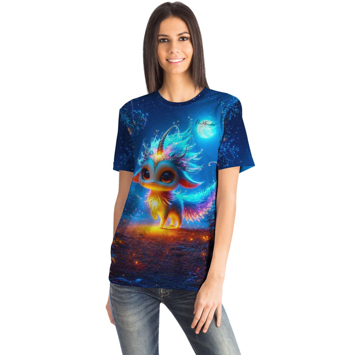 Frau trägt ein T-Shirt mit Diamond Painting Motiv Mondscheintanz: leuchtende Fantasie-Kreatur in einer nächtlichen Szene.
