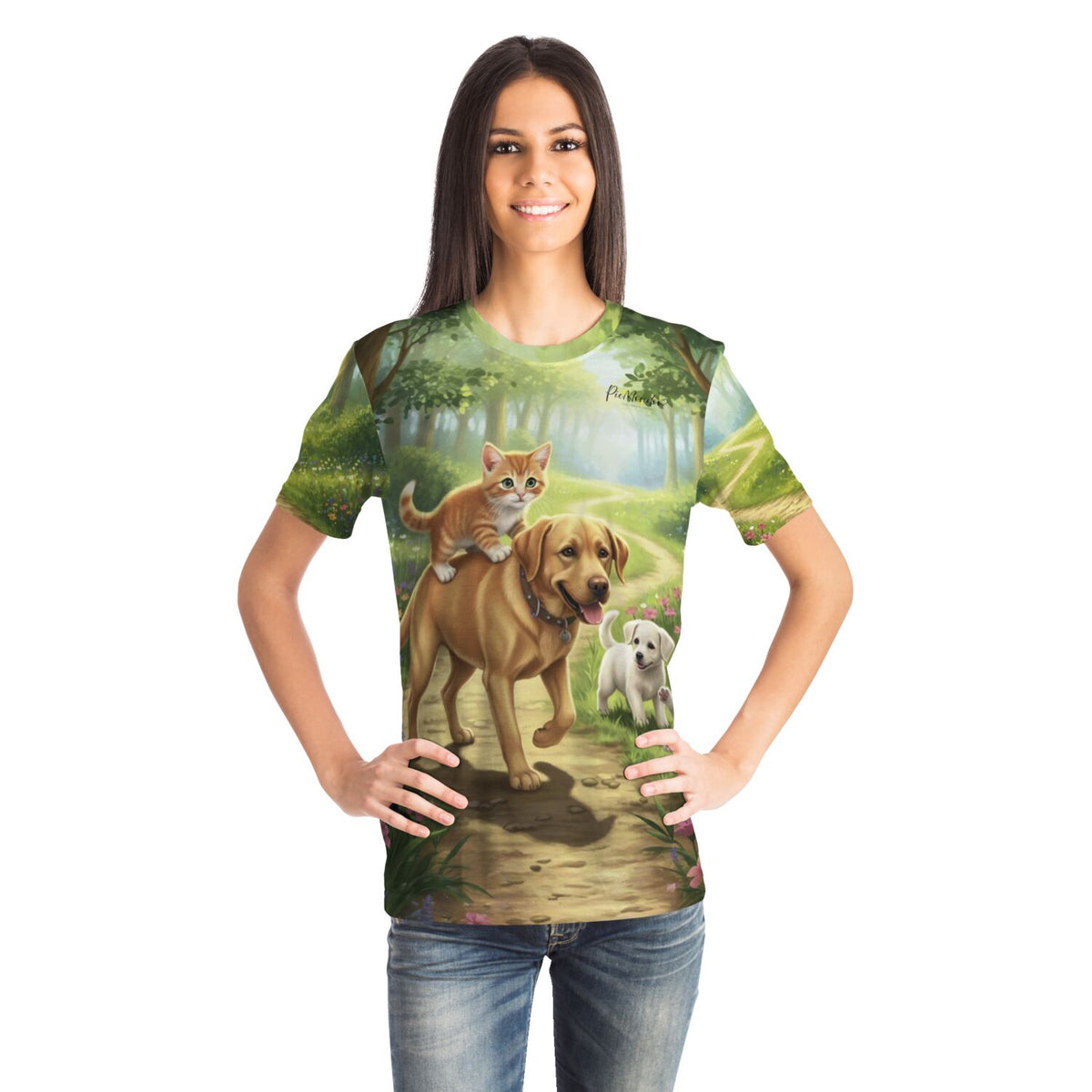 Frau trägt Dreamer T-Shirt mit Waldspaziergang Motiv, beliebt wie Diamond Painting oder Malen nach Zahlen für Erwachsene