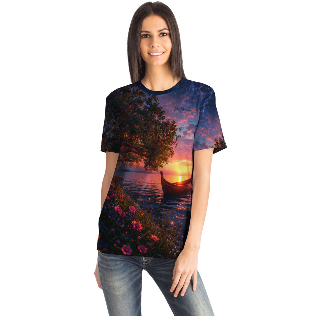 Frau trägt Dreamer T-Shirt mit Diamond Painting Motiv: Sonnenuntergang am See, Boot und Blumen in leuchtenden Farben.