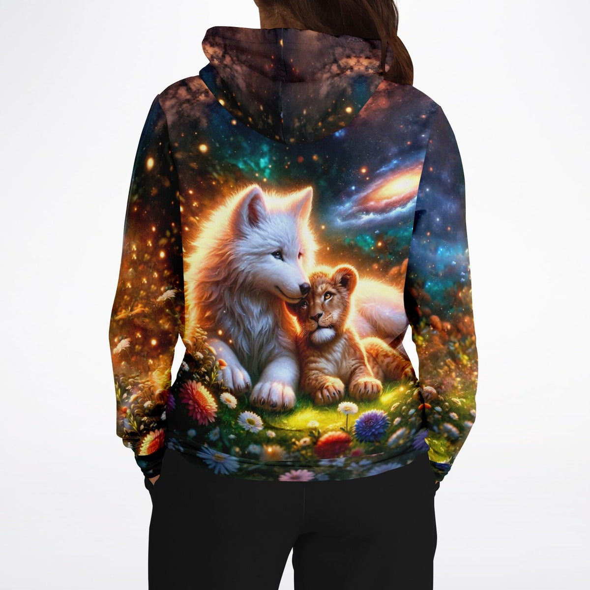 Dreamer Hoodie mit Wolf und Löwenjunge vor Weltraum-Hintergrund und Blumenwiese, hochwertiger All-Over-Print