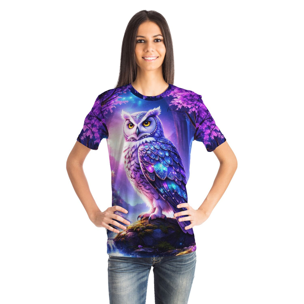 Frau trägt Dreamer T-Shirt mit Eulen-Motiv im Stil von Diamond Painting und Malen nach Zahlen Kunstwerken