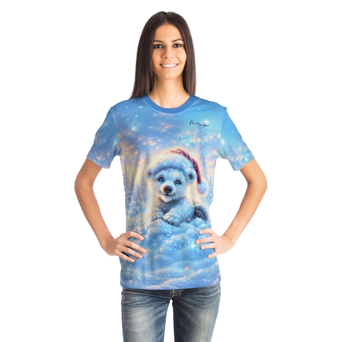 Frau trägt blaues T-Shirt mit Diamond Painting Motiv: süßer Eisbär mit Weihnachtsmütze in verschneiter Winterlandschaft.