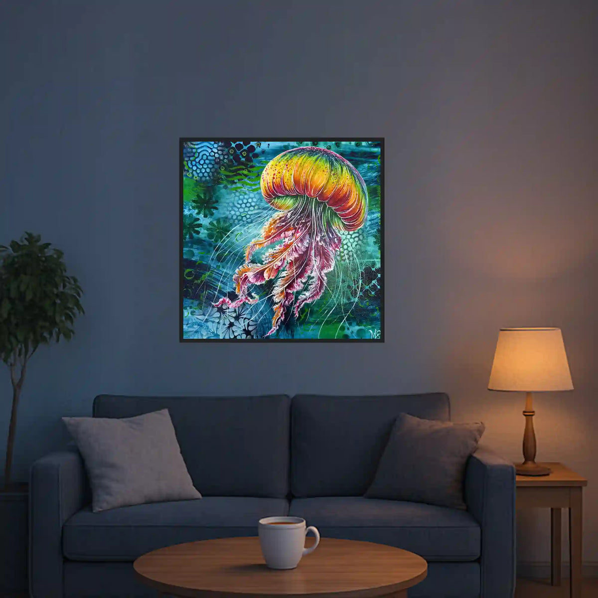 Diamond Painting Set Medusa Solaris als leuchtende Qualle in Gelb- und Rot-Tönen vor einer Wohnzimmerwand.