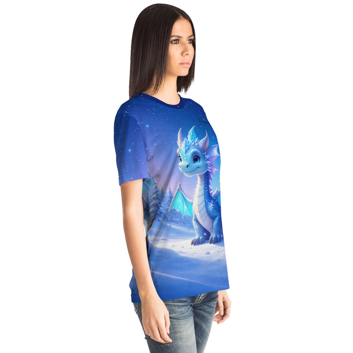 Frau trägt ein blaues T-Shirt mit niedlichem Drachenmotiv, passend zu beliebten Diamond Painting und Malen nach Zahlen Designs.