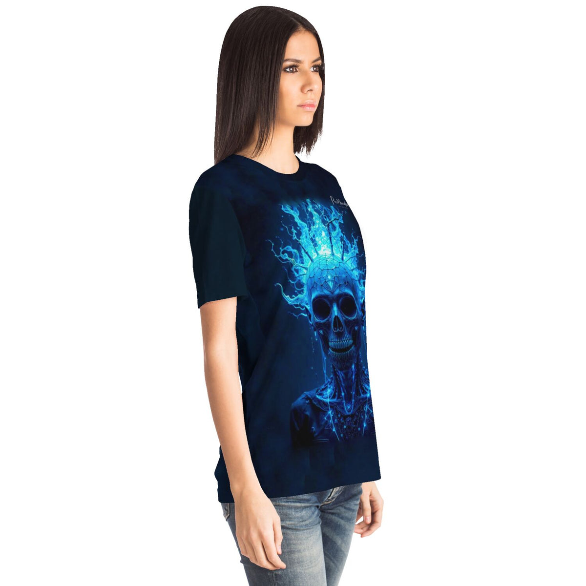 Frau trägt ein schwarzes T-Shirt mit blauem Totenkopf-Motiv im Stil von Diamond Painting Kunstwerken