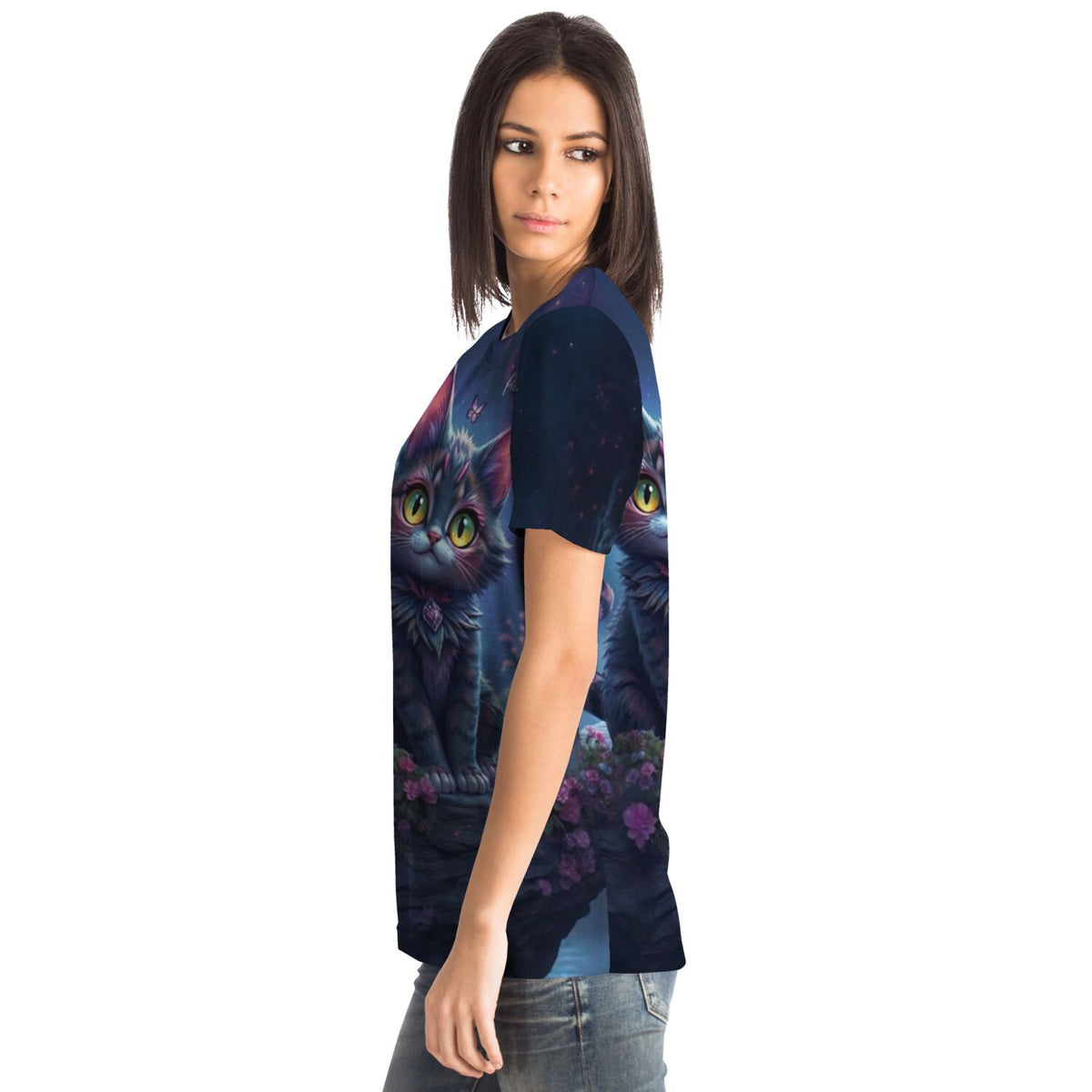 Frau trägt Dreamer T-Shirt mit Night Cat Motiv im Stil beliebter Diamond Painting und Malen nach Zahlen Vorlagen.