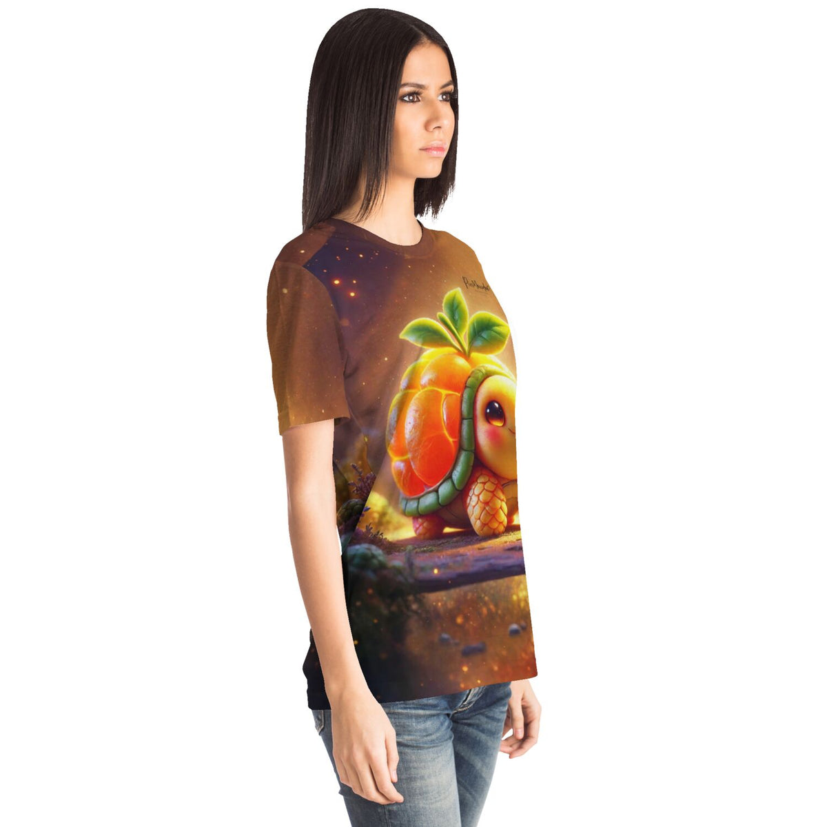 Frau trägt Dreamer T-Shirt mit buntem Früchte-Schildkröten-Motiv im fantasievollen Design von Picmondoo