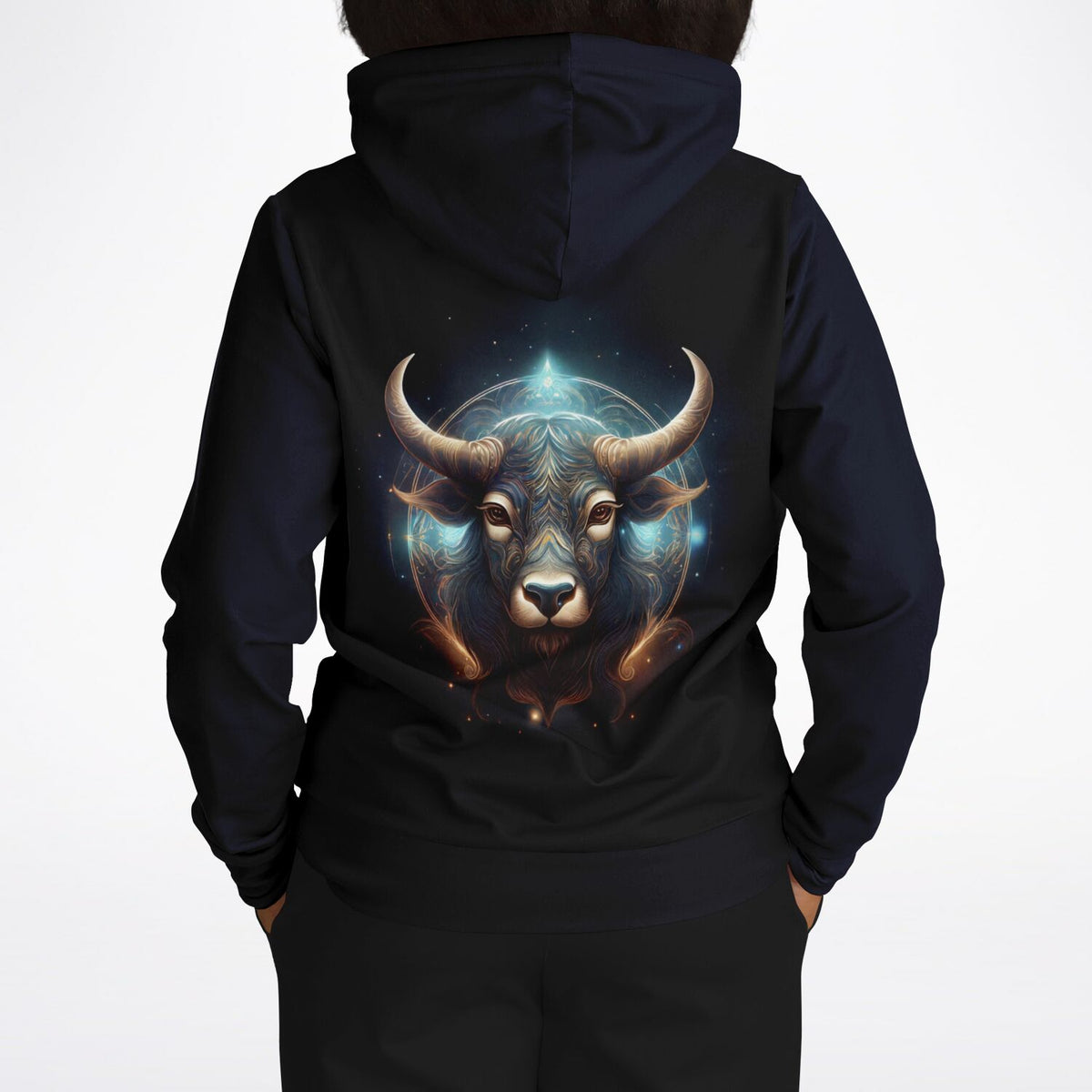 Schwarzer Dreamer Hoodie mit auffälligem Sternzeichen Stier Motiv im künstlerischen Design