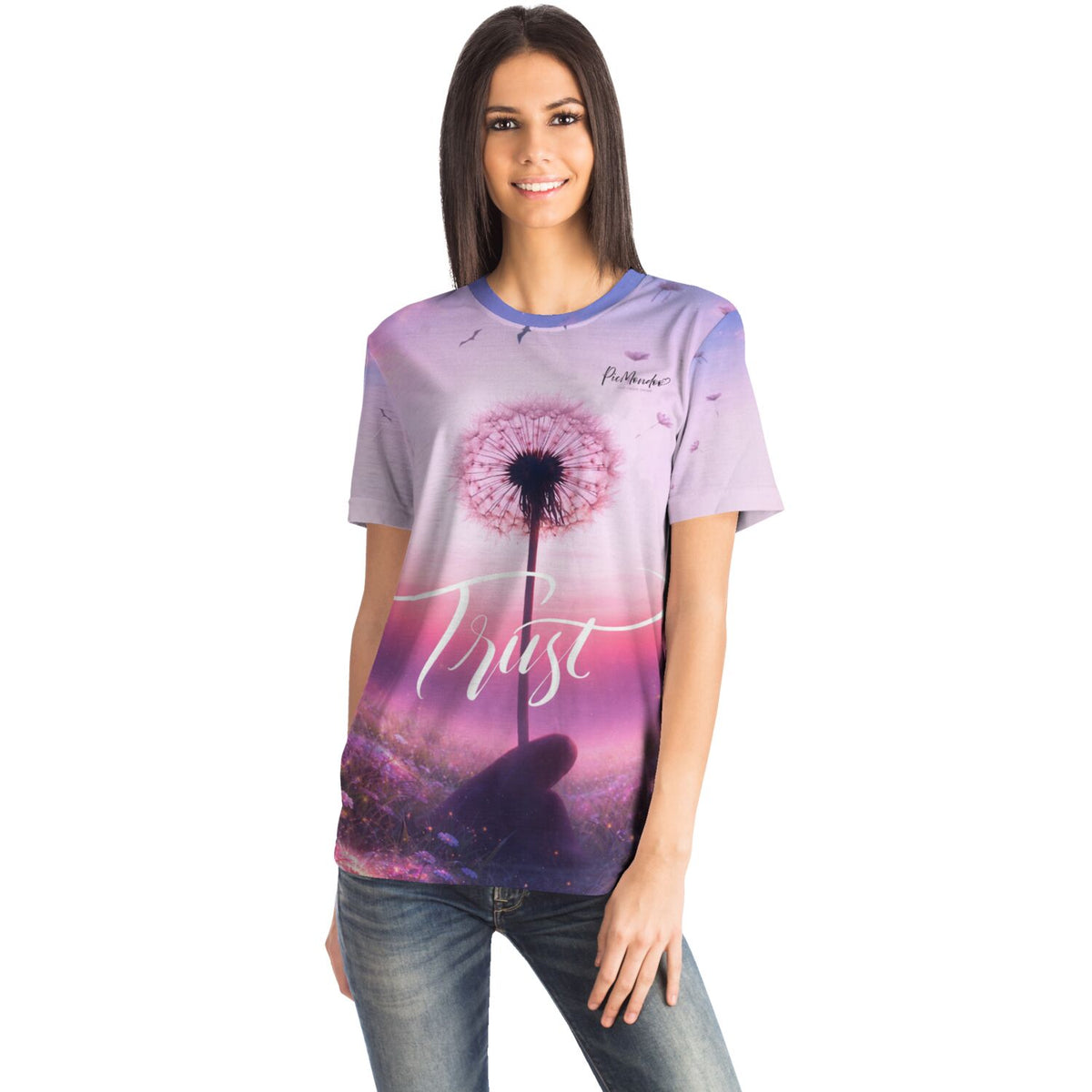 Frau trägt Dreamer T-Shirt mit Pusteblumen-Motiv und Trust-Schriftzug im picmundoo.comsign