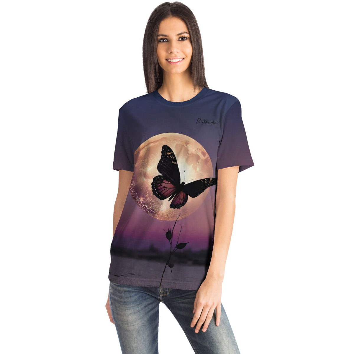 Frau trägt Design-T-Shirt Nightfly mit Schmetterling vor Vollmond-Motiv im Stil von Diamond Painting Kunst
