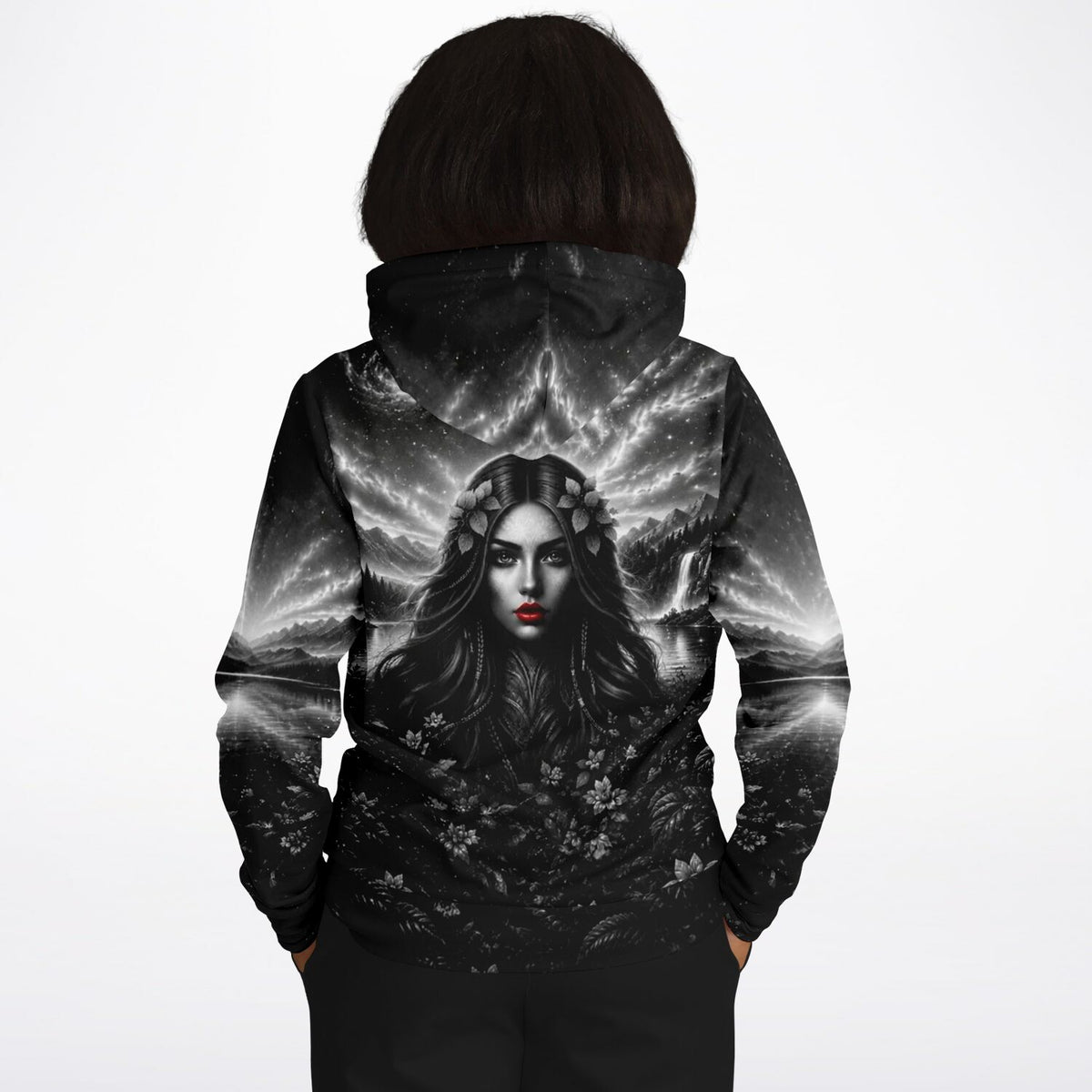 Dreamer Hoodie mit schwarz-weiß Motiv einer Frau, Bergsee-Landschaft und leuchtend roten Lippen als AOP-Druck