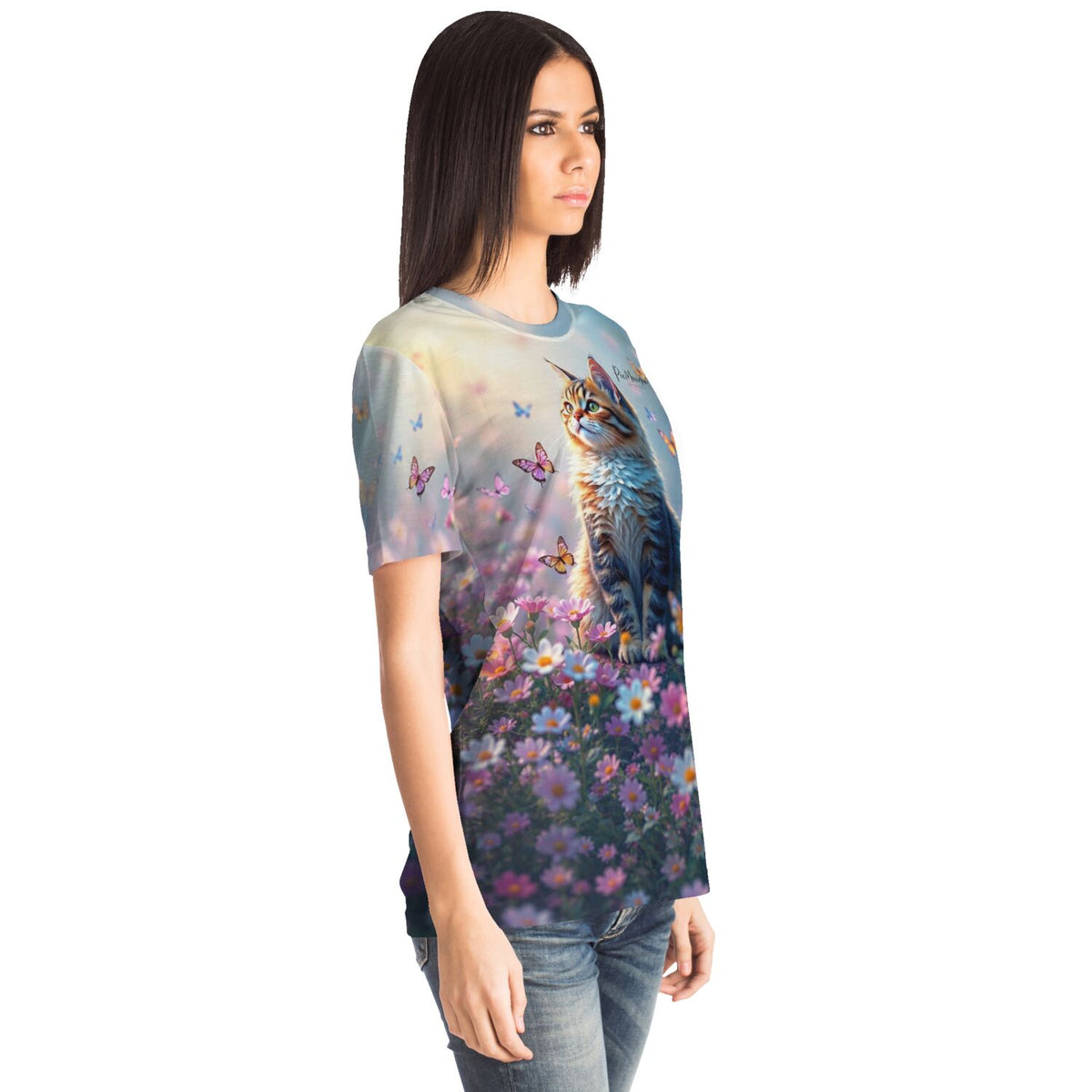 Frau trägt Dreamer T-Shirt mit Katzen, Blumen und Schmetterlingen im Stil von Diamond Painting und Malen nach Zahlen