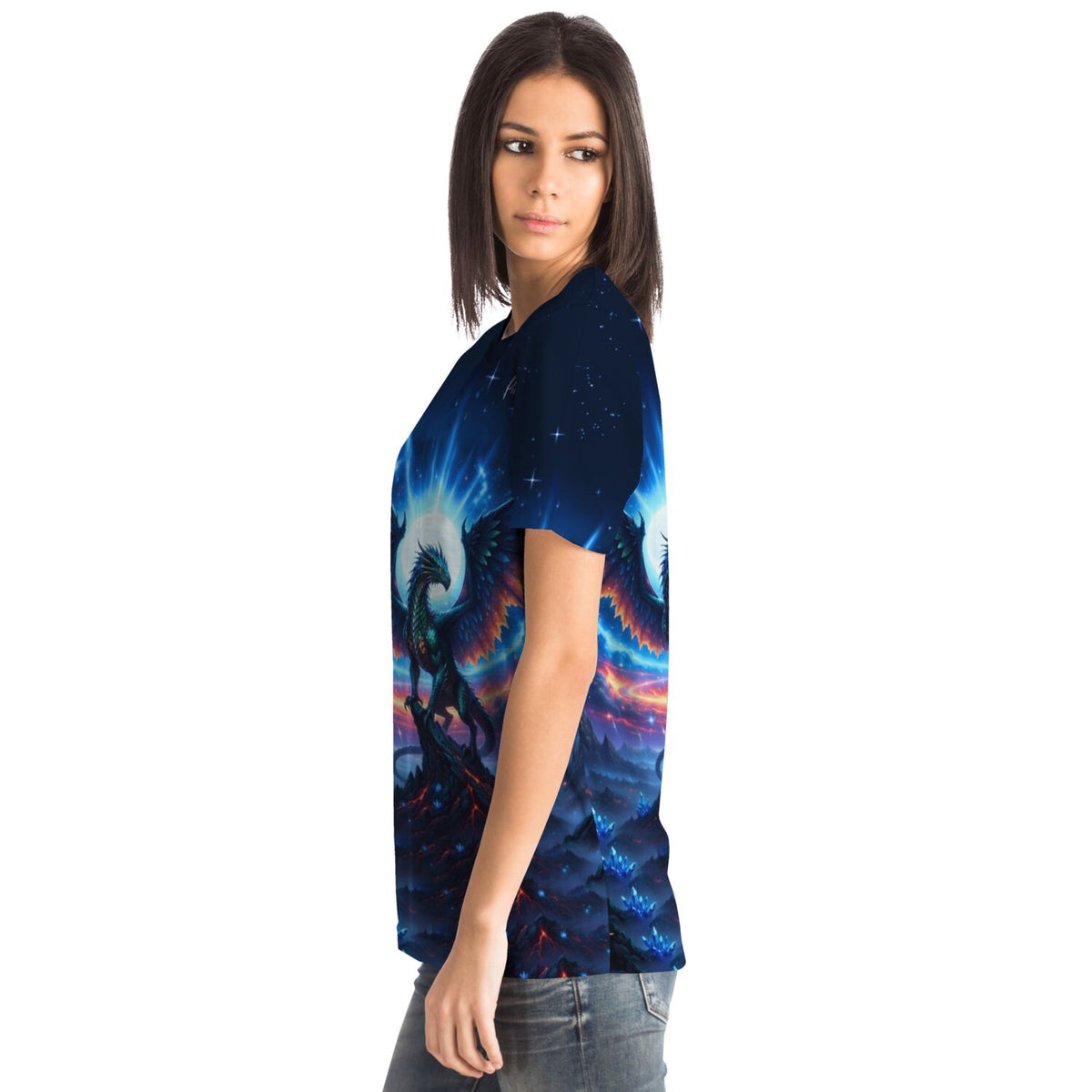 Frau trägt Aetherion T-Shirt mit mystischem Drachen-Motiv, das sich perfekt als Vorlage für Diamond Painting eignet.