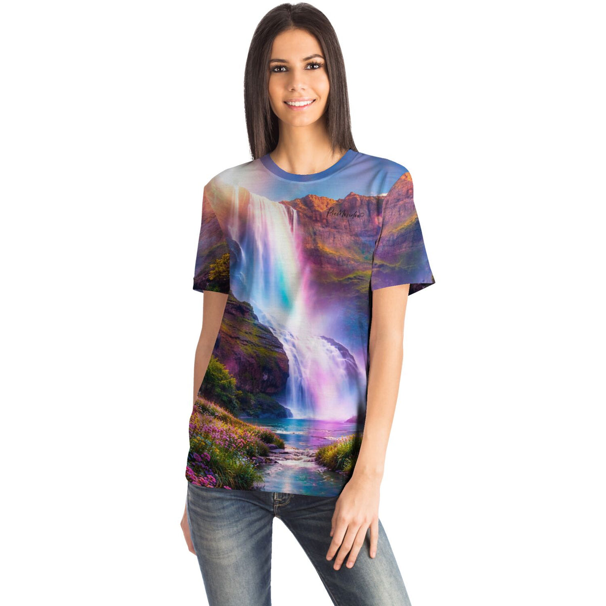 Frau trägt Dreamer T-Shirt mit buntem Wasserfall-Motiv im Stil von Diamond Painting und Malen nach Zahlen Designs