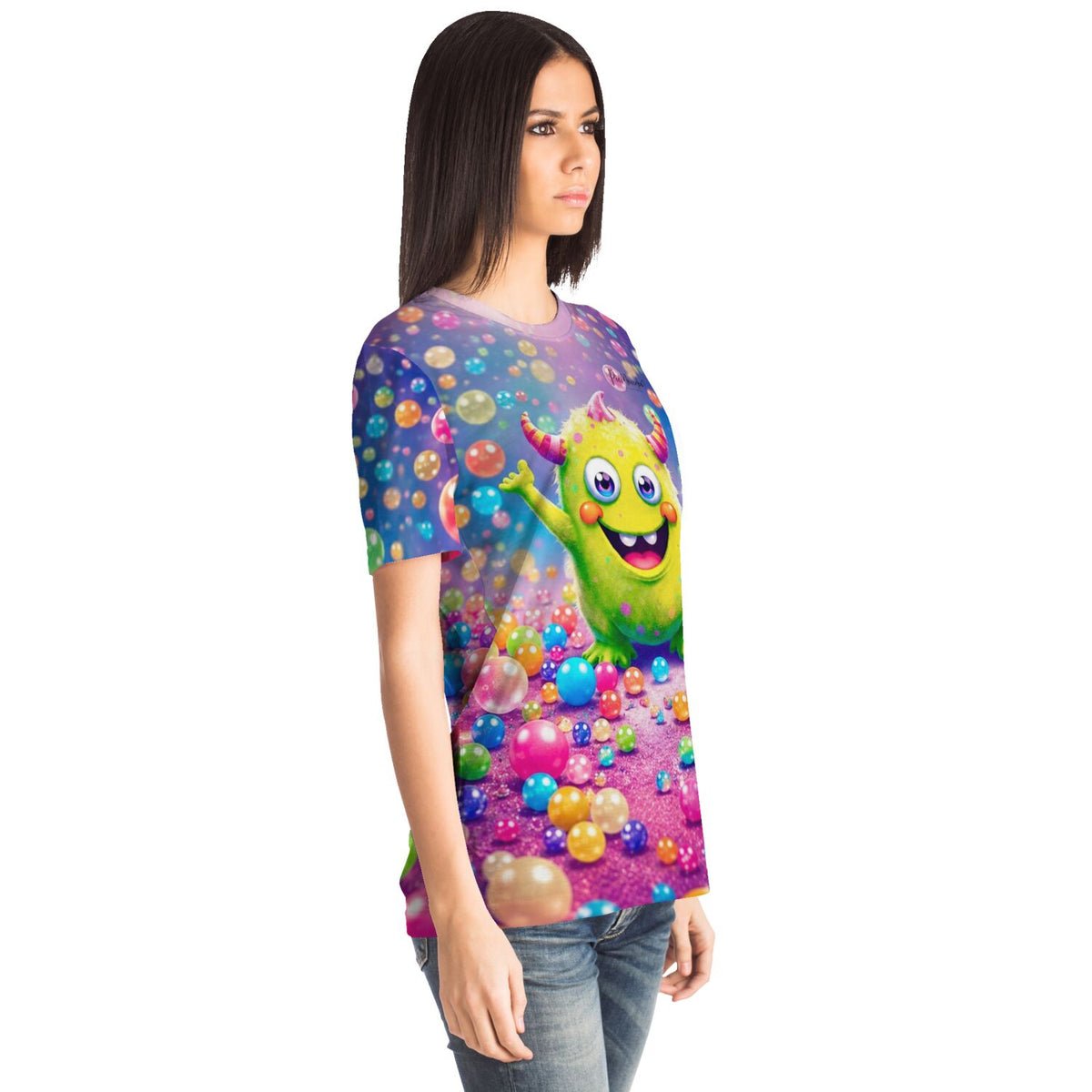 Frau trägt Dreamer T-Shirt mit buntem Monster und Seifenblasen-Print im Stil beliebter Diamond Painting Motive