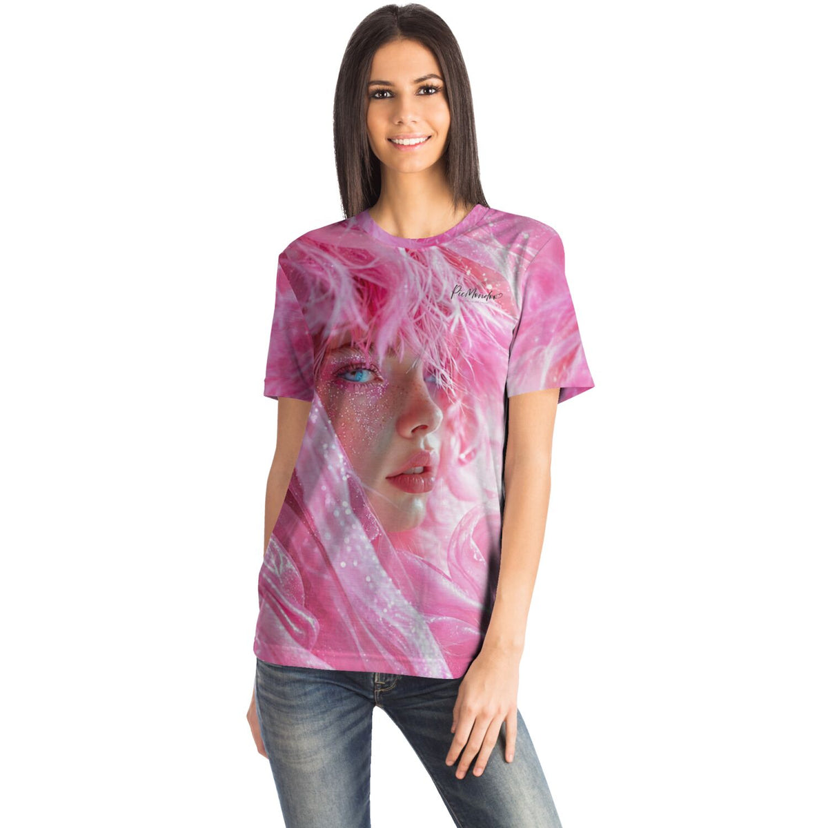 Frau trägt ein leuchtend pinkes T-Shirt mit kunstvollem Dreamer-Motiv, passend zu Diamond Painting und Bastel-Lifestyle.
