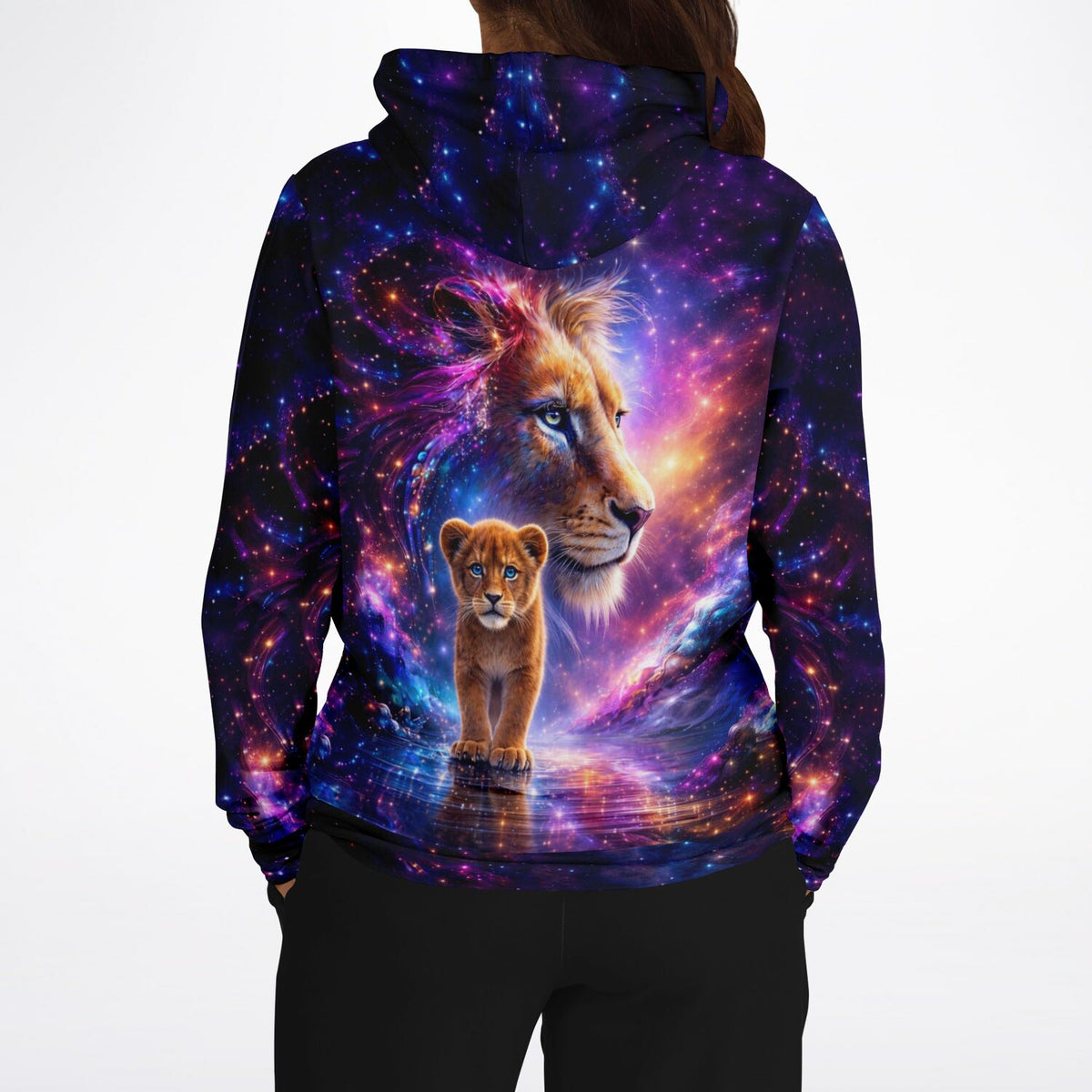 Hoodie mit Löwen-Motiv vor Galaxie-Hintergrund, inspiriert von Diamond Painting und Malen nach Zahlen Designs