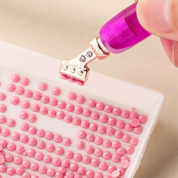 Ergonomischer Diamond Painting Stift Rose & Diamant beim Aufnehmen rosa Glitzersteine aus der Sortierschale