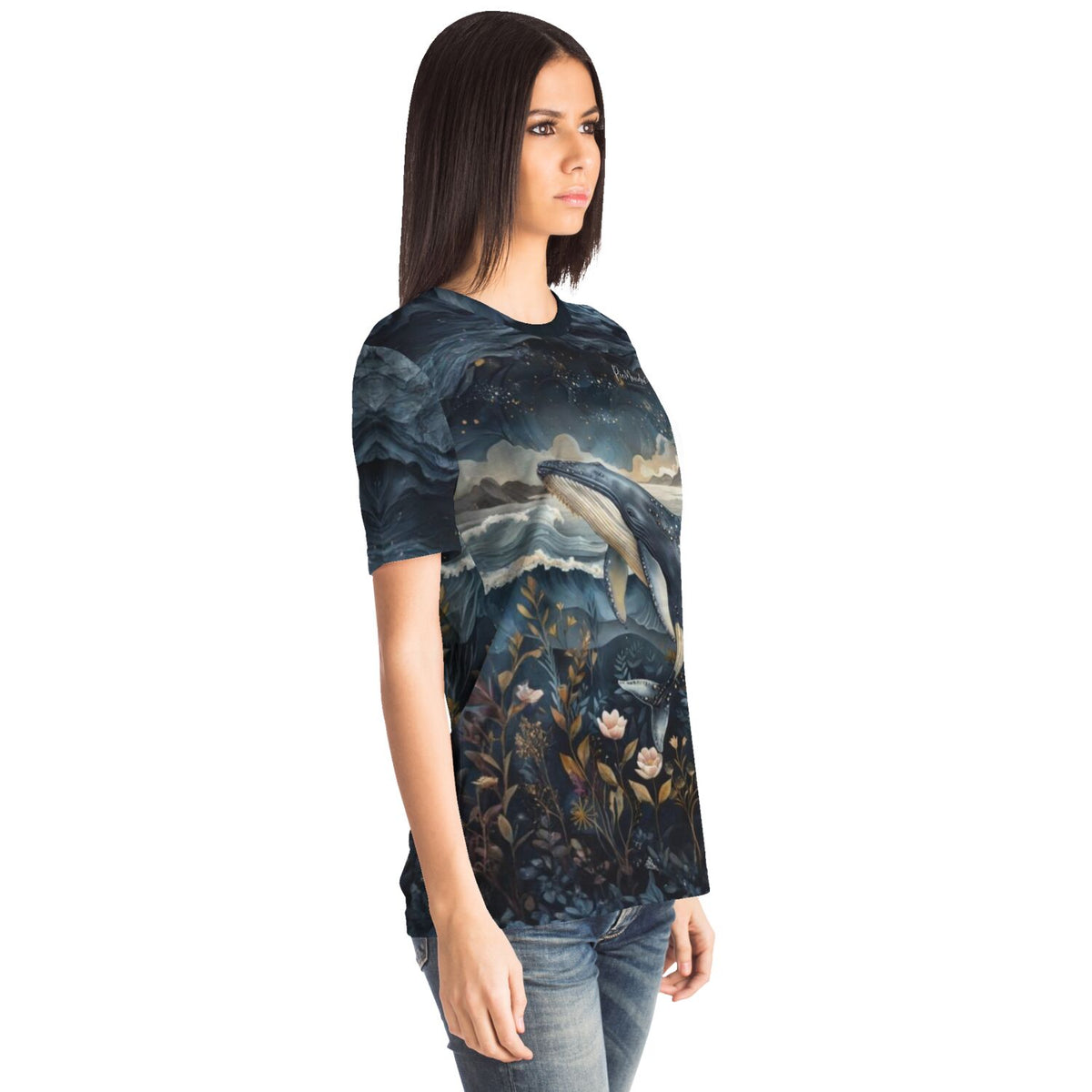 Frau trägt ein T-Shirt mit Meeresträume Motiv, das an Diamond Painting oder Malen nach Zahlen Kunstwerke erinnert